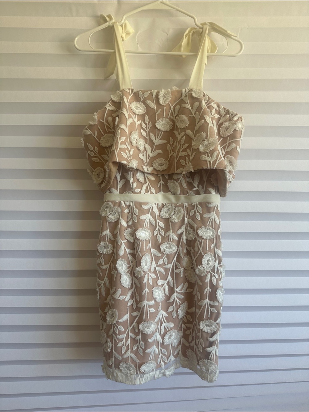 Jarlo of London Beige Cocktail Dress Women's Size 4 Elegant Classic